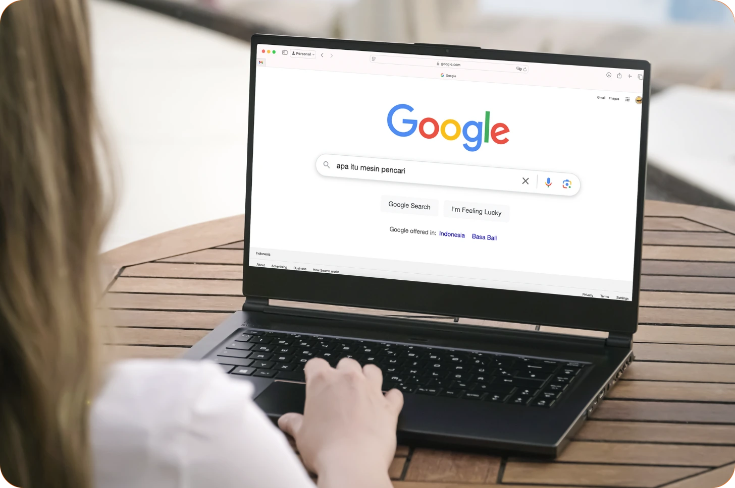 melakukan searching atau googling 