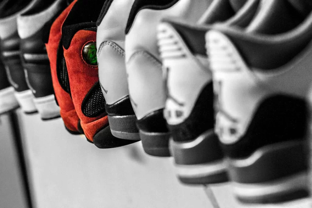 List Brand Sepatu yang Sering Muncul di AI Overview